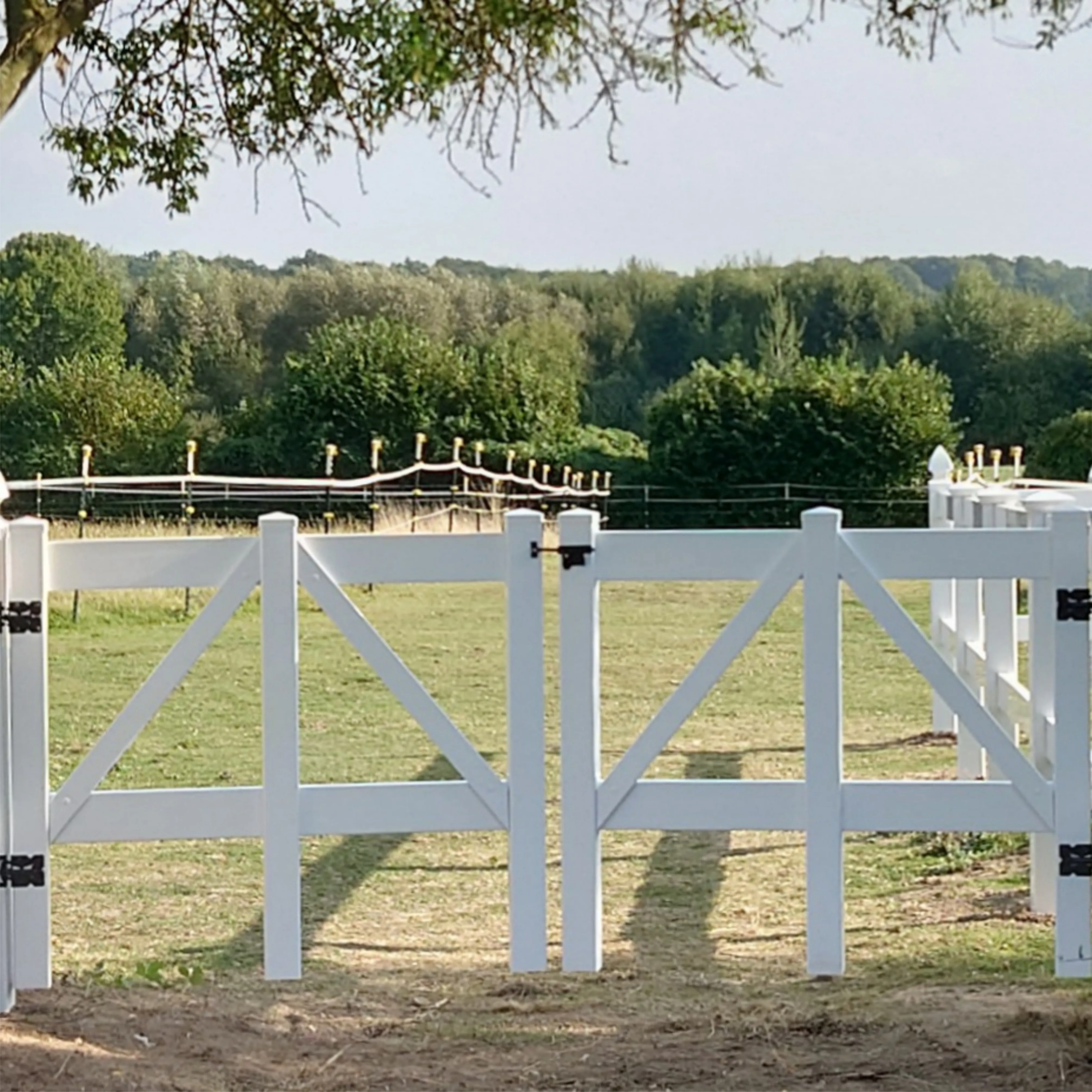 2-reihiges Doppeltor aus weißem Vinyl, 3,0 m breit, ideal als Einfahrtstor für Koppel, Paddock oder Reitplatz.
