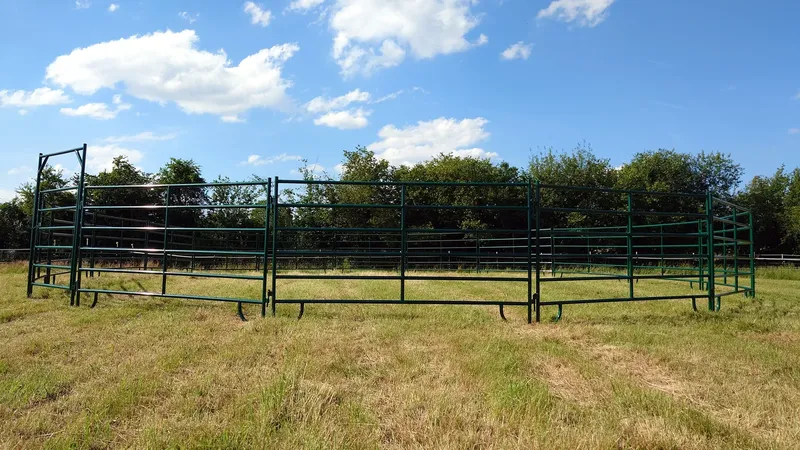 seitenansicht eines roundpens aus weidepanels, stabil aufgestellt auf einer grünen wiese