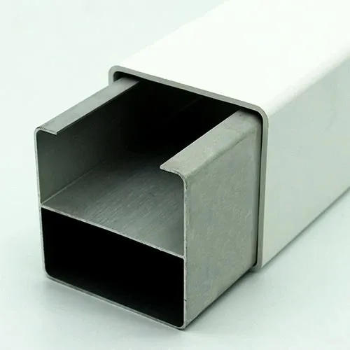 Detailaufnahme einer Aluminiumeinlage, die aus einem Pfosten herausgezogen ist.