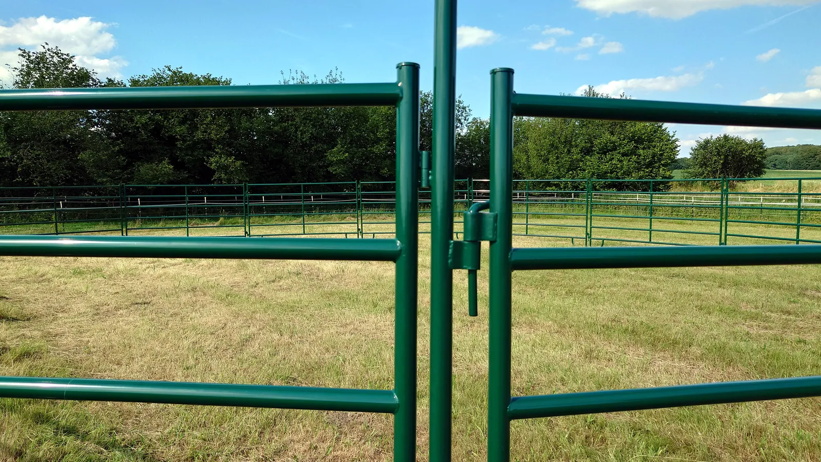 detailaufnahme verbindung torpanel zu weidepanel, rechts detailaufnahme der verbindung von torpanel zu weidepanel, verbindung rechts sichtbar, stabil und robust